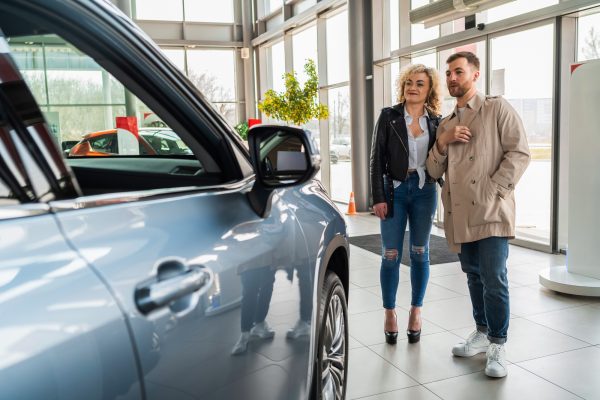 beautiful-couple-in-car-dealership-chooses-car-C8HERGV beautiful-couple-in-car-dealership-chooses-car-C8HERGV
